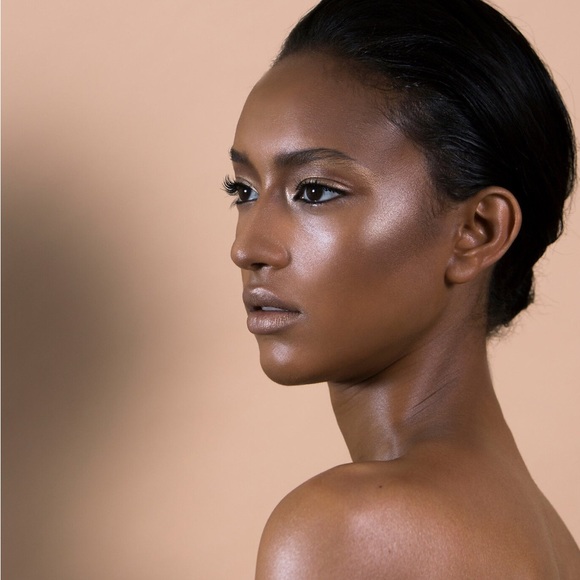 Natasha Denona All Over Glow Face & Body Shimmer in Powder - Picture 4 of 8